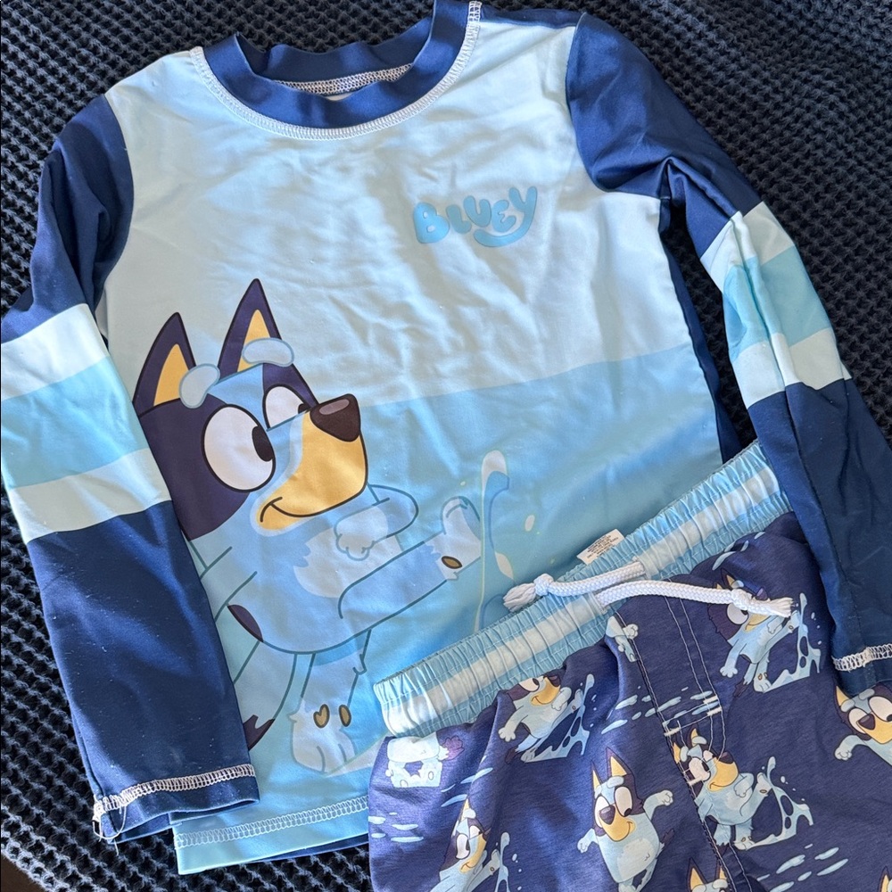 4T Disney Bluey Long sleeved shirt & shorts swim set- used set
